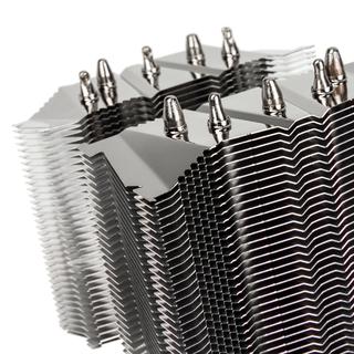 Der flache Dual-Tower-Kühler Atlas von Alpenföhn mit asymmetrischem Design für ITX-Systeme