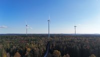 Blick auf drei Windräder des Windparks Rote Steige. Die Stadtwerke Schwäbisch Hall erweitern den Standort um zwei weitere Anlagen.