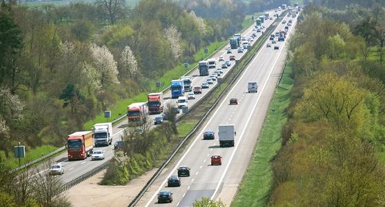 Nicht nur der Fuhrpark wird effizienter durch Telematik-Lösungen (Foto: Rainer Strum - pixelio)