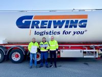 Der Geschäftsführende Gesellschafter der GREIWING logistics for you GmbH, Roland Greiwing, (rechts) und Philipp Keil (links) ehrten Dirk Olislagers für seine 25-jährige Treue zum Unternehmen.