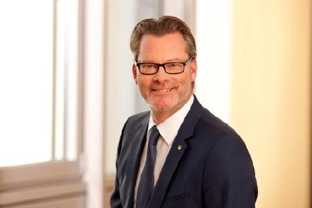 Interview mit Stephen Schienbein, KYOCERA, über Dokumentenmanagement-Systeme.