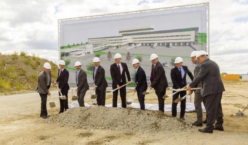 Ground-breaking ceremony: (from left to right) Andreas Winkler (Max Bögl), Dr. Friedrich Klein, Manager Operations & SCM Industrial (Schaeffler), Jürgen Buchta (Mauss Bau), Gregor Luft, Project Manager European Distribution Centers (EDC; Schaeffler), Oliver Jung, Chief Operating Officer (Schaeffler), Stefan Güntner, Mayor of Kitzingen, Stefan Hantke, Manager Industrial Sales (Schaeffler), Michael Berger, Manager Logistics (Schaeffler), Dr. Guido Herale, Manager Logistics Europe (Schaeffler) and Michael Mücke, Project Manager EDC Central Europe (Schaeffler) / Image: Schaeffler