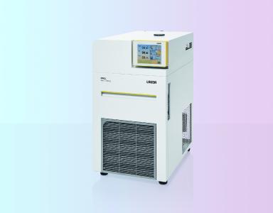 The new LAUDA PRO RP 250 EC low temperature circulation thermostat offers a very high cooling capacity of 1.5 kW, a heating capacity of 2.5 kW and a working temperature range of -50 to 200 °C. It is suitable for extremely dynamic heating and cooling applications involving rapid temperature changes