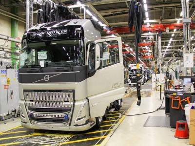 Die Serienproduktion der neue Generation von Schwerlast-Lkw von Volvo Trucks ist im CO2-neutralen Tuve-Werk in Göteborg, Schweden, angelaufen