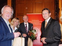Koblenzer Hochschulpreisverleihung: (v.l.n.r.) Prof. Dr. Fritz Unger, Studiengangsleiter an der FH Ludwigshafen, Dr. Margot Klinkner, stv. Geschäftsführerin ZFH, Preisträger Jochen Reihs, Prof. Dr. Ralf Haderlein, Leiter der ZFH