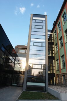 54 2 Verbindungsbau mit Treppenhaus und Aufzug.jpg