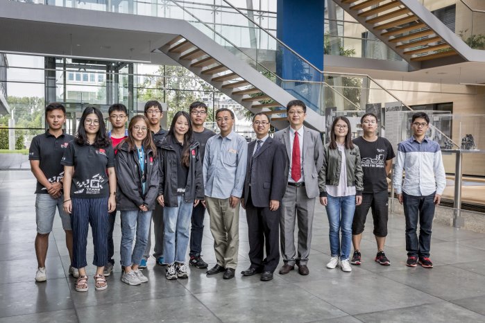 Professor Li vierter von rechts mit einer Gruppe von Studenten und zwei weiteren Lehrkräften bei.jpg