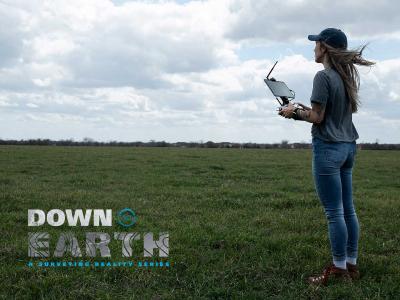 UAV-Pilotin und GIS-Spezialistin Laura Brown steuert das mdLiDAR1000 aaS auf einer Drohnenvermessungsmission.
