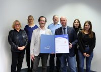 v.l.n.r.: Lieselotte Neste (Senior Vice President Technology, Materna IPS GmbH), Pia Becker (Teamleitung Facility Management, Materna SE), Dr. René Rüdinger (Chief Financial Officer und Vorstandsmitglied der Materna-Gruppe), Norbert Witte (Qualitäts- und Umweltbeauftragter, Materna SE), Markus Lützner, Vertriebsauditor und Leiter Fachvertrieb Rhein-Ruhr-Ems des TÜV NORD CERT GmbH, Anne Goldstein (Assistenz Facility Management, Materna SE), Jennifer Schade (Marketing Communications Manager, Materna IPS GmbH)