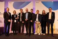 Bundesverkehrsminister Volker Wissing hat ÜSTRA-Vorständin Elke van Zadel, Kai Kaminski (üstra), Regionsverkehrsdezernent Ulf-Birger Franz, Nils Köster (via), Sebastian Offermanns (Region Hannover), Xanthi Doubara (via) und Klaus Geschwinder (Region Hannover) den „Mobilitäts-Oscar“ überreicht, Credit: Region Hannover/Borschel