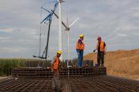 Im Windpark Wennerstorf sind 2018 vier AN Bonus-Anlagen mit jeweils 1,3 Megawatt abgebaut worden. Stattdessen produzieren an dem Standort nun zwei dem aktuellen Stand der Technik entsprechende Nordex N149 mit jeweils 4,5 Megawatt Leistung Strom. Während im Hintergrund die Demontage zu sehen ist, wird vorne ein neues Fundament errichtet