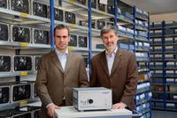 Key Account Manager Stefan Schindlbeck und Geschäftsführer Richard Distl mit dem erfolgreichen Array Spektrometer CAS 140CT Key Account Manager Stefan Schindlbeck und Geschäftsführer Richard Distl mit dem erfolgreichen Array Spektrometer CAS 140CT