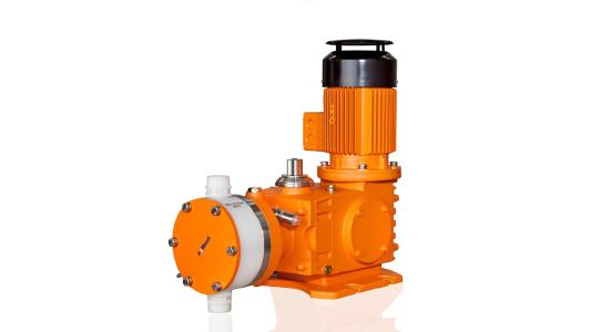 In Halle 15 auf Stand G43 präsentiert ProMinent auf der Hannover Messe 2017 ihre Hydraulikmembran-Prozessdosierpumpe Hydro/ 4. Sie ergänzt die Typen Hydro/ 2, Hydro/ 3 und erweitert damit den Einsatzbereich der Baureihe um erheblich höhere Leistungsbereiche. Ausgestattet ist die Hydro/ 4 mit einer Mehrschichtmembrane aus PTFE