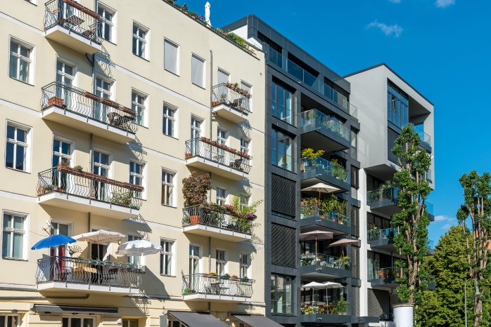 Gebaeude_Mehrfamilienhaus_Altbau_Neubau_Sanierung_iStock_935648998 (2).png