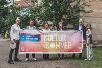 Freuen sich auf den diesjährigen Kultursommer (v. l.): Musiker Christoph Wirtz, Regionspräsident Steffen Krach, Sandra van de Loo und Stefani Schulz vom Team Kultur der Region Hannover, Stefan Becker von der Stiftung Kulturregion Hannover und Sängerin Carolina Paludo Sulczinski.