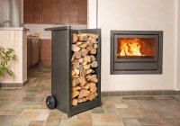 Die Kaminholzwagen von KNOBLOCH machen nicht nur im Garten und auf der Veranda, sondern auch direkt in Wohnküche und Wohnzimmer eine gute Figur. Die Kapazität reicht für ausgesprochen lange Nächte.