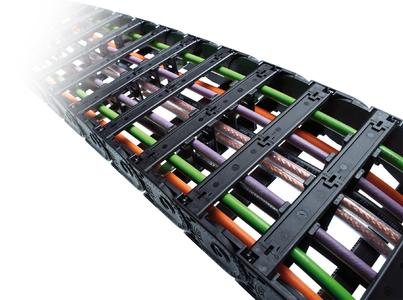 Mit dem für die Energieführungskette erhältlichen Öffnungswerkzeug können Anwender bei der Uniflex Advanced 1455 einen Meter Energieführung in nur drei Sekunden öffnen