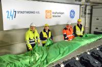 Unveiled one of the 20 centerpieces of the coastal power plant K.I.E.L.: representatives of Stadtwerke Kiel, Kraftanlagen München and GE are pleased about the final delivery of the Jenbacher FleXtra gas engines. (photo: Stadtwerke Kiel AG)