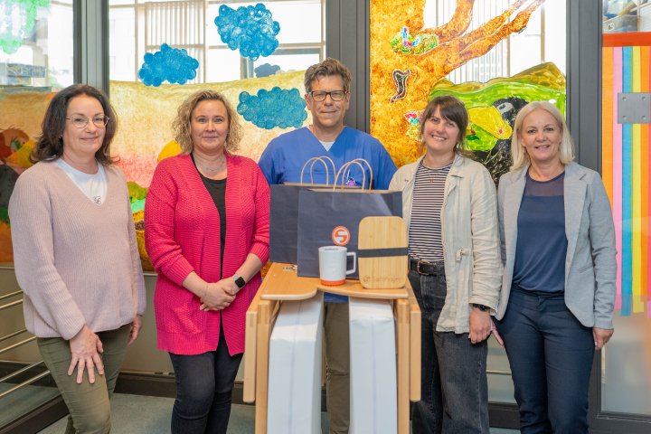 SoftProject unterstützt Kinderklinik Karlsruhe mit Spende für Eltern-Liegen