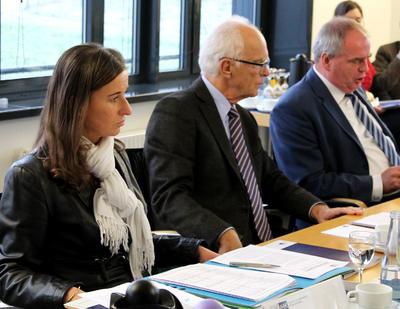 IHK-Hauptgeschäftsführerin Elke Schweig, IHK-Präsident Thomas Philippiak und IHK-Vizepräsident Thomas Hinderberger präsentieren die Ergebnisse der Sitzung der IHK-Vollversammlung