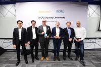 Mit dem Einsatz des F&E-Teams erweitern Continental und EasyMile eine laufende und bewährte Kooperation, die bereits in 2017 begann. V. l n.r.: Vincent Wong, Kien Foh Lo, Ralph Lauxmann (Continental), Gilbert Gagnaire, Eric Wicart, Pejvan Beigui (EasyMile), Foto: © Continental AG