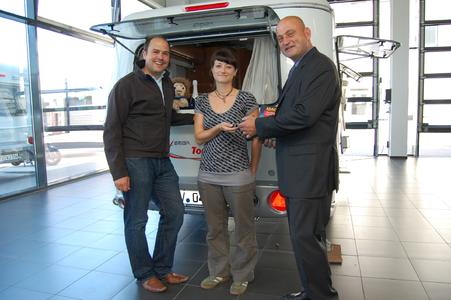 v.l.n.r.: Ralf Torresin, Marketingleiter HYMER AG; Bianca Mai, Gewinnerin aus Chemnitz; Stefan Thurn, Leiter der Redaktion ADAC Camping-Caravaning-Führer