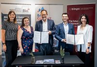 BioM and BIOGA reaffirm their partnership through a Memorandum of Understanding: Ariane Doischer, Dr. Caroline Corbett, Prof. Ralf Huss (both BioM) mit Daniel Álvarez und María Silveira Loureiro (both BIOGA), from left. © BioM / Bert Willer