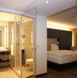 Ein Spiegel als Tür mit Pilkington Mirropane™ Chrome