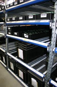 Im Bereich der Endmontage nimmt ein Stückgut-Durchlaufregal Elektronikbaugruppen auf.