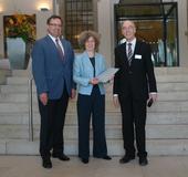 Dipl.-Math. Irmtraud Rugen-Herzig mit Prof. Dr. Wolfgang Rosenstiel und Dr.-Ing. Jürgen Haase, Vorstandsmitglieder im edacentrum