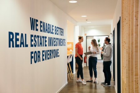 Die Exporo-Gruppe in Hamburg setzt deshalb seit Herbst 2020 auf Compliance-Kurse von Lecturio. Mitarbeiter*innen werden kontrollierbar, ergebnisorientiert und regelmäßig geschult.
