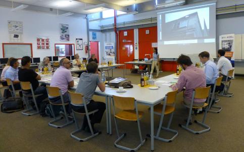 Vor 13 Berufsschullehrern aus ganz Bayern gab Prof. Dr.-Ing. Iman Taha von der Fraunhofer Einrichtung IGCV in Augsburg (hinten Mitte) in der Technikerschule Donauwörth eine theoretische Einführung in die Faserverbundwelt