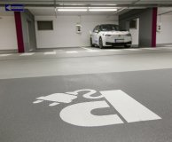 Über 100 Ladepunkte stehen im Parkhaus Langer Graben zur Verfügung. Das intelligente Lade- und Lastmanagement sowie die KI-basierten Analysen des Ladeverhaltens sind Vorboten, um das Parkhaus als Stromspeicher für die Netzoptimierung nutzen zu können.