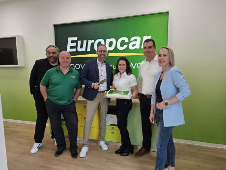 Das gesamte Europcar-Team in Sindelfingen freut sich über die Wiedereröffnung der für die Region.jpg
