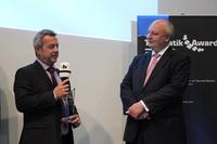 Schirmherr und Wirtschaftsminister Bode überreichte den Telematik Award 2012 an Raimund Wagner, Geschäftsführer der AMV Networks GmbH (li. im Bild). Bild: Telematik-Markt.de