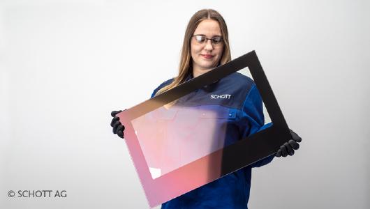 IR-SuperMAX ist eine auf der Raumseite aufgetragene Beschichtung für Feuer-Sichtscheiben, welche Wärmestrahlung reflektiert. Die Beschichtung wirkt auf das menschliche Auge leicht farbig und unterstreicht damit den hochwertigen Eindruck des Endgeräts. © SCHOTT
