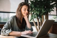 Die Umschulung findet – abgesehen vom 11-monatigen Praktikum – online am Schreibtisch statt. Auch fertig ausgebildete Fachkräfte kommen um Büroarbeit nicht herum, beispielweise in Kontrollräumen oder bei der Dokumentation.