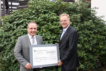 Horst Radtke (links), Vorsitzender des Vereins "Pro Waldfreibadverein Espelkamp e. V.", nahm den Scheck über 1.000 Euro von Detlef Sieverdingbeck, Zentralbereichsleiter Publizistik und Kommunikation bei HARTING, entgegen