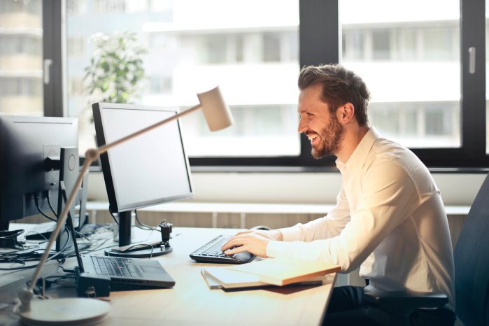 beard-chair-computer-840996_pexels_bruce_mars (002).png