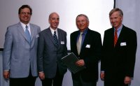 v.l.n.r.: Dr. Jürgen Haase und Prof. Dr. Wolfgang Rosenstiel, Vorstandsmitglieder im edacentrum, Preisträger Prof. Dr.-Ing. Kurt Antreich und Prof. Dr. Erich Barke, Vorstandsmitglied im edacentrum
