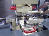 Die kompakte Maschine von Telsonic verschweißt beim amerikanischen Zulieferer Julian Electric 160 qmm starke Aluminiumleitungen mit einem Rohrkabelschuh aus vernickeltem Kupfer im Serienprozess.
