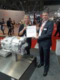 Dr. Andreas Grossl, Leiter des Bereiches Achs- und Getriebesysteme für Busse bei ZF (rechts), nahm den Innovationspreis der Fachmesse Busworld für den elektrischen Zentralantrieb CeTrax bei der Preisverleihung in Brüssel entgegen / Bild: ZF Dr. Andreas Grossl, Leiter des Bereiches Achs- und Getriebesysteme für Busse bei ZF (rechts), nahm den Innovationspreis der Fachmesse Busworld für den elektrischen Zentralantrieb CeTrax bei der Preisverleihung in Brüssel entgegen / Bild: ZF
