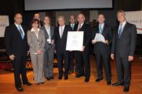 Glückliche Gewinner: Das ASSA ABLOY-Werk in Albstadt hat den zweiten Platz beim renommierten Ludwig-Erhard-Preis belegt und erhielt eine Auszeichnung. Foto: ASSA ABLOY Sicherheitstechnik GmbH