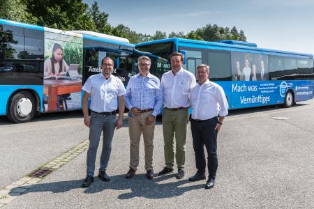 Geschäftsführer der VLP, Stefan Lösel, WEMAG-Vorstand Thomas Murche, Geschäftsführer der Verkehrswerbung Nord, Lutz Boguhn Schiffmann+Boguhn und Geschäftsführer der NAHBUS Nordwestmecklenburg GmbH, Jörg Lettau (v.l.) geben die neu beklebten Busse für den Verkehr frei. Foto: WEMAG/Stephan Rudolph-Kramer