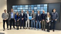Die Partner von Rehau und SKZ bei der Übergabe des Premiumpartner Awards. V.l.n.r.: Matthias Ruff (SKZ), Carsten Kröber, Corinna Seeger, Björn Bauerfeind, Andreas Jenne (alle Rehau), Hermann Achenbach (SKZ), Robert Adams (Rehau), Stefan Trieß (SKZ), Hannah Schübel (Rehau), Jonathan Lambers (SKZ) (Foto: SKZ)