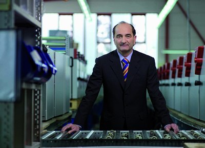 Der Tuttlinger Unternehmer Peter Michael Binder hat seine Simulationsschränke zum teil selbst entwickelt. Deshalb ist die Montagehalle sein Lieblingsplatz im Unternehmen