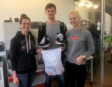 Charly (r.) und Marvin (M.) fertigten bei ihrem Praktikum bei Oberle Gesunde Schuhe in Ettenheim orthopädische Schuhe und lernten auch, dass diese auch modisch sein können (Bild: Oberle Gesunde Schuhe)