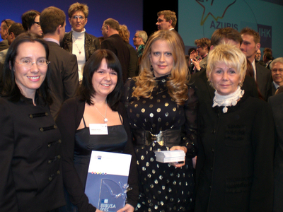 (von li): IHK-Vizepräsidentin Kirsten Hirschmann, Stefanie Schulz (Bundesbeste Fachkraft für Lagerlogistik), Moderatorin Barbara Schöneberger und IHK-Geschäftsführerin Renate Rabe bei der Auszeichnung