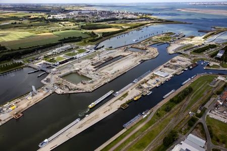Bimplus helps build one of the largest locks in the world. Copyright: Van der Kloet Foto & Videoproducties