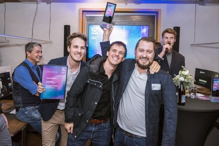 Monitorwerbung-Geschäftsführer Josef Maier (li.) bei der Verleihung des Awards an Cargoways-Geschäftsführer Michael Duben (re.) und Phil Weißkopf von der Agentur Butterbrot (mi.).
Foto: Peakmedia / Alex Gretter Fotografie (honorarfrei)
